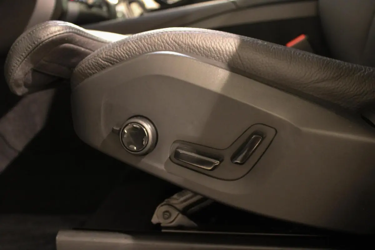 2.0 T8 Recharge AWD Ultra Dark B&W | PANO | HUD