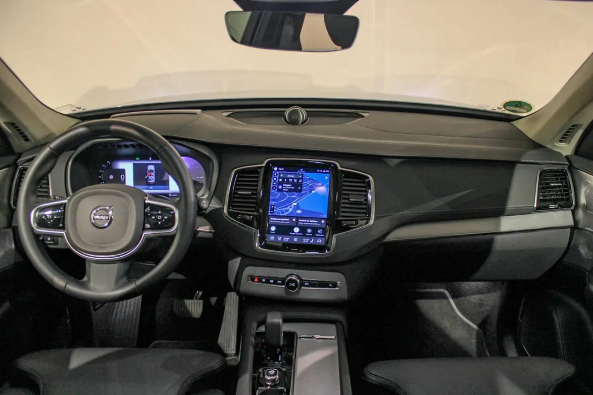 2.0 T8 Recharge AWD Ultra Dark B&W | PANO | HUD