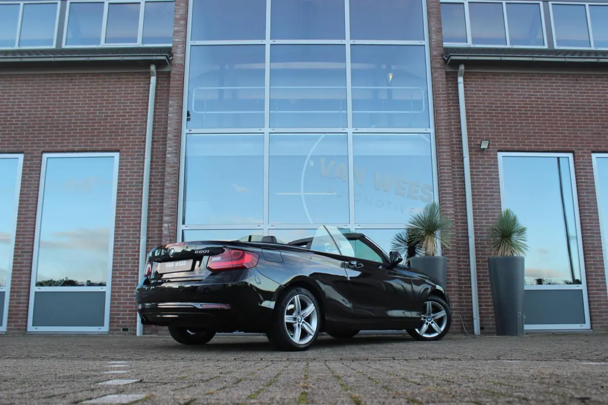 220i Sport | Origineel NL | Cruise control | Stoelverwarming | Xenon | Sportstoelen | HiFi audio | Navigatie Professional | Sportstuur | Chrome Line | Keyless entry