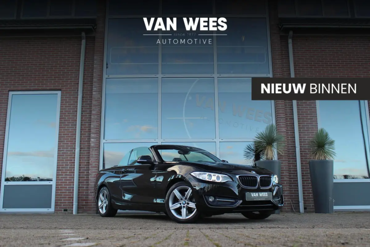 220i Sport | Origineel NL | Cruise control | Stoelverwarming | Xenon | Sportstoelen | HiFi audio | Navigatie Professional | Sportstuur | Chrome Line | Keyless entry