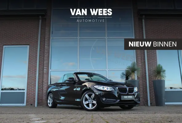 220i Sport | Origineel NL | Cruise control | Stoelverwarming | Xenon | Sportstoelen | HiFi audio | Navigatie Professional | Sportstuur | Chrome Line | Keyless entry