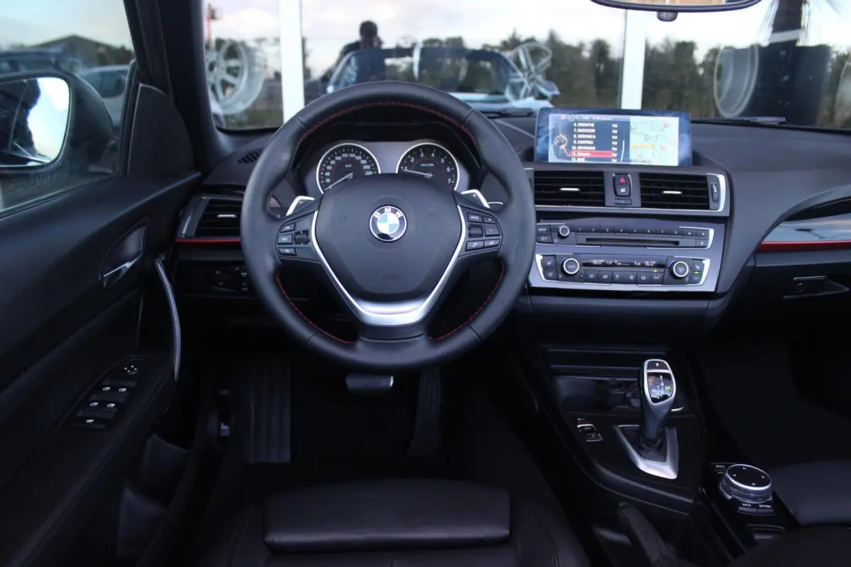 220i Sport | Origineel NL | Cruise control | Stoelverwarming | Xenon | Sportstoelen | HiFi audio | Navigatie Professional | Sportstuur | Chrome Line | Keyless entry