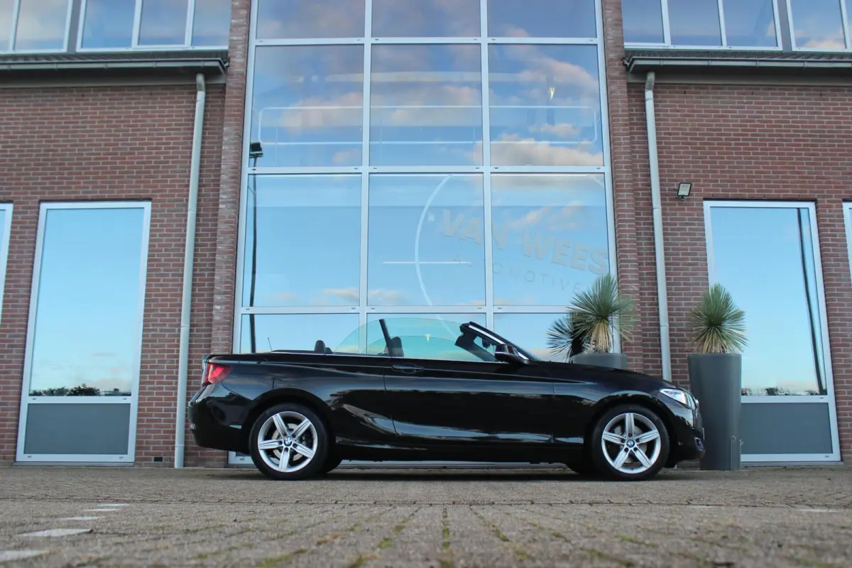 220i Sport | Origineel NL | Cruise control | Stoelverwarming | Xenon | Sportstoelen | HiFi audio | Navigatie Professional | Sportstuur | Chrome Line | Keyless entry