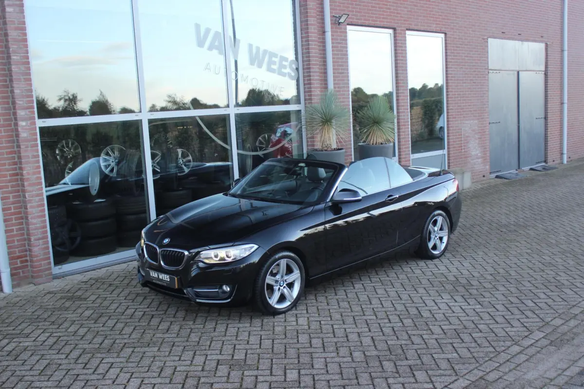 220i Sport | Origineel NL | Cruise control | Stoelverwarming | Xenon | Sportstoelen | HiFi audio | Navigatie Professional | Sportstuur | Chrome Line | Keyless entry
