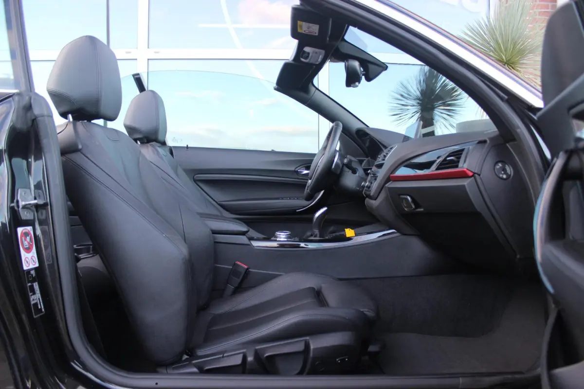 220i Sport | Origineel NL | Cruise control | Stoelverwarming | Xenon | Sportstoelen | HiFi audio | Navigatie Professional | Sportstuur | Chrome Line | Keyless entry