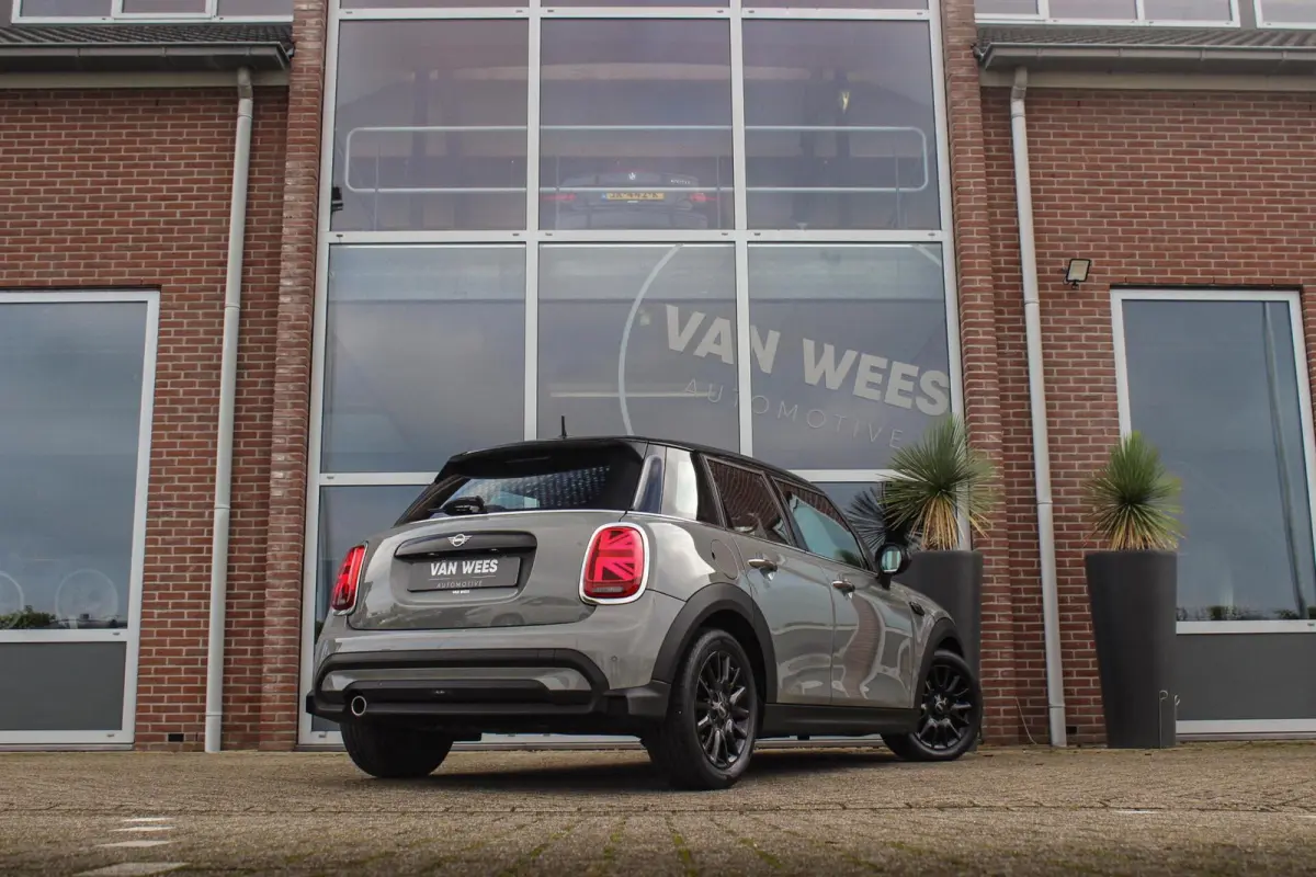 1.5 Cooper Classic | 1e eigenaar | Dealer onderhouden | Sportstoelen | Apple Carplay | Cruise control | Sportstuur | DAB | Ambient Light | LED | Origineel NL | PDC