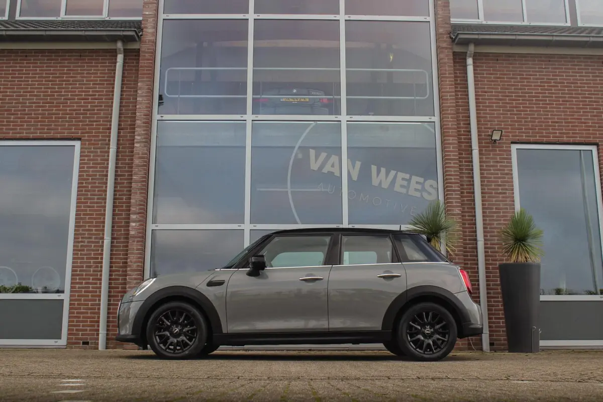 1.5 Cooper Classic | 1e eigenaar | Dealer onderhouden | Sportstoelen | Apple Carplay | Cruise control | Sportstuur | DAB | Ambient Light | LED | Origineel NL | PDC