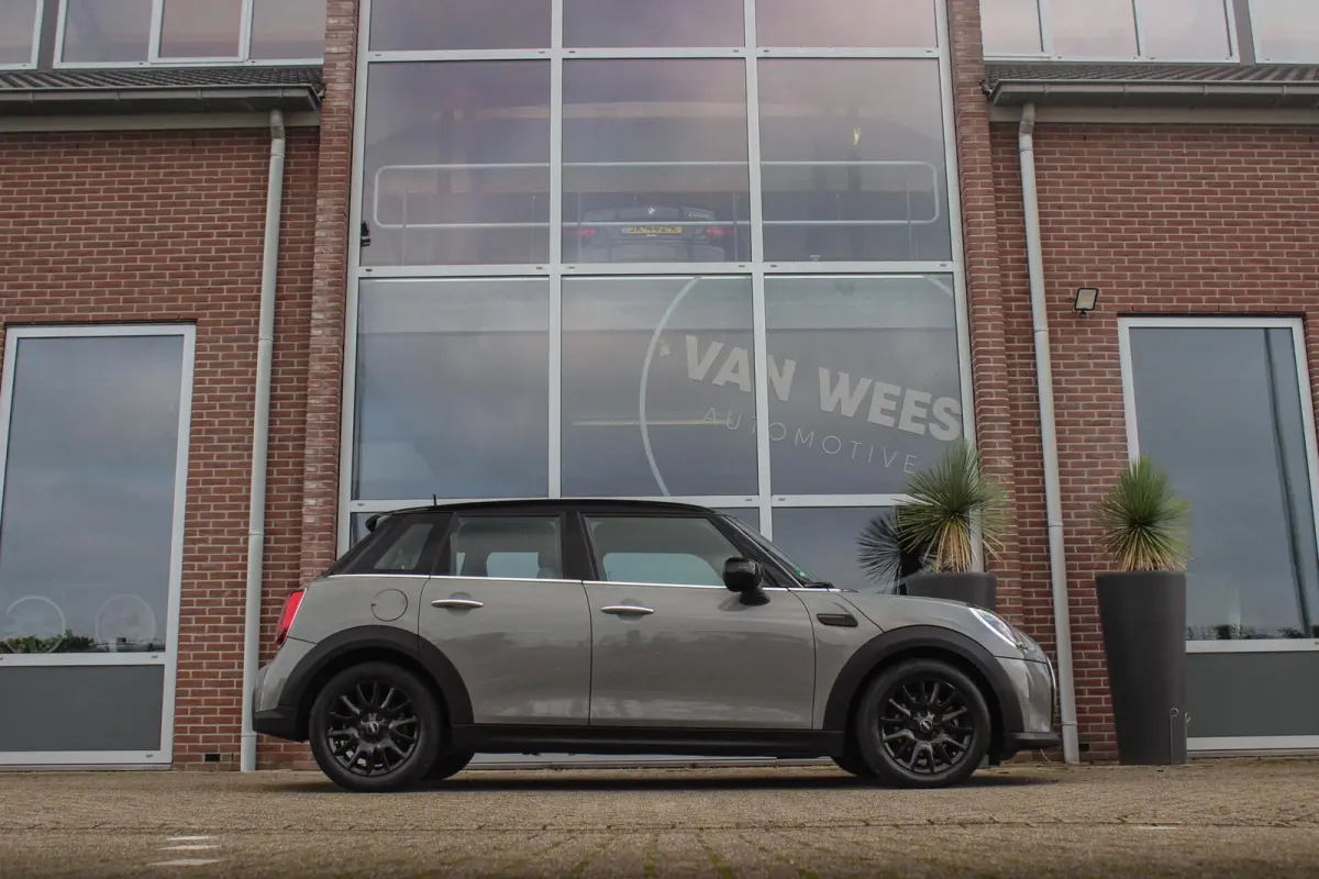 1.5 Cooper Classic | 1e eigenaar | Dealer onderhouden | Sportstoelen | Apple Carplay | Cruise control | Sportstuur | DAB | Ambient Light | LED | Origineel NL | PDC