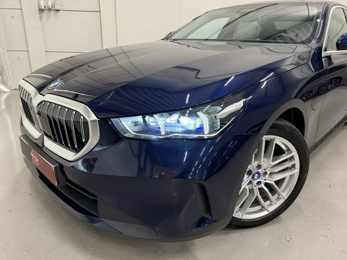 530e Edition PANO/HEAD-UP/ACC/H&K/LEER-SPORT/CURVED-DISPLAY/SOH 96,3%/VENTILATIE+MEMORY/360CAMERA/LED-ADAPTIVE/KEYLESS/19"/NW.MODEL 2025/FABRIEKS-GARANTIE T/M 03-2027/NET OH BEURT GEHAD BIJ 