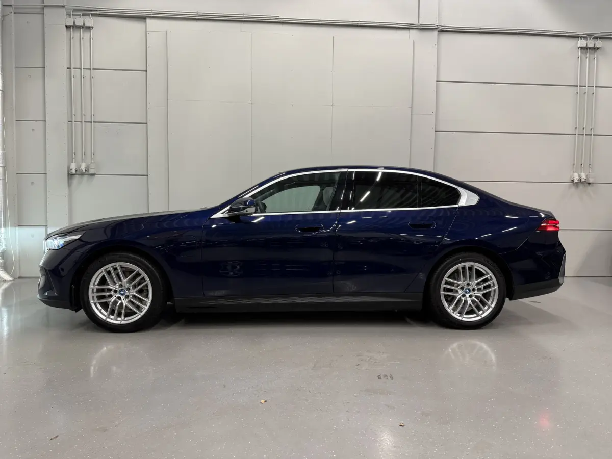 530e Edition PANO/HEAD-UP/ACC/H&K/LEER-SPORT/CURVED-DISPLAY/SOH 96,3%/VENTILATIE+MEMORY/360CAMERA/LED-ADAPTIVE/KEYLESS/19"/NW.MODEL 2025/FABRIEKS-GARANTIE T/M 03-2027/NET OH BEURT GEHAD BIJ 