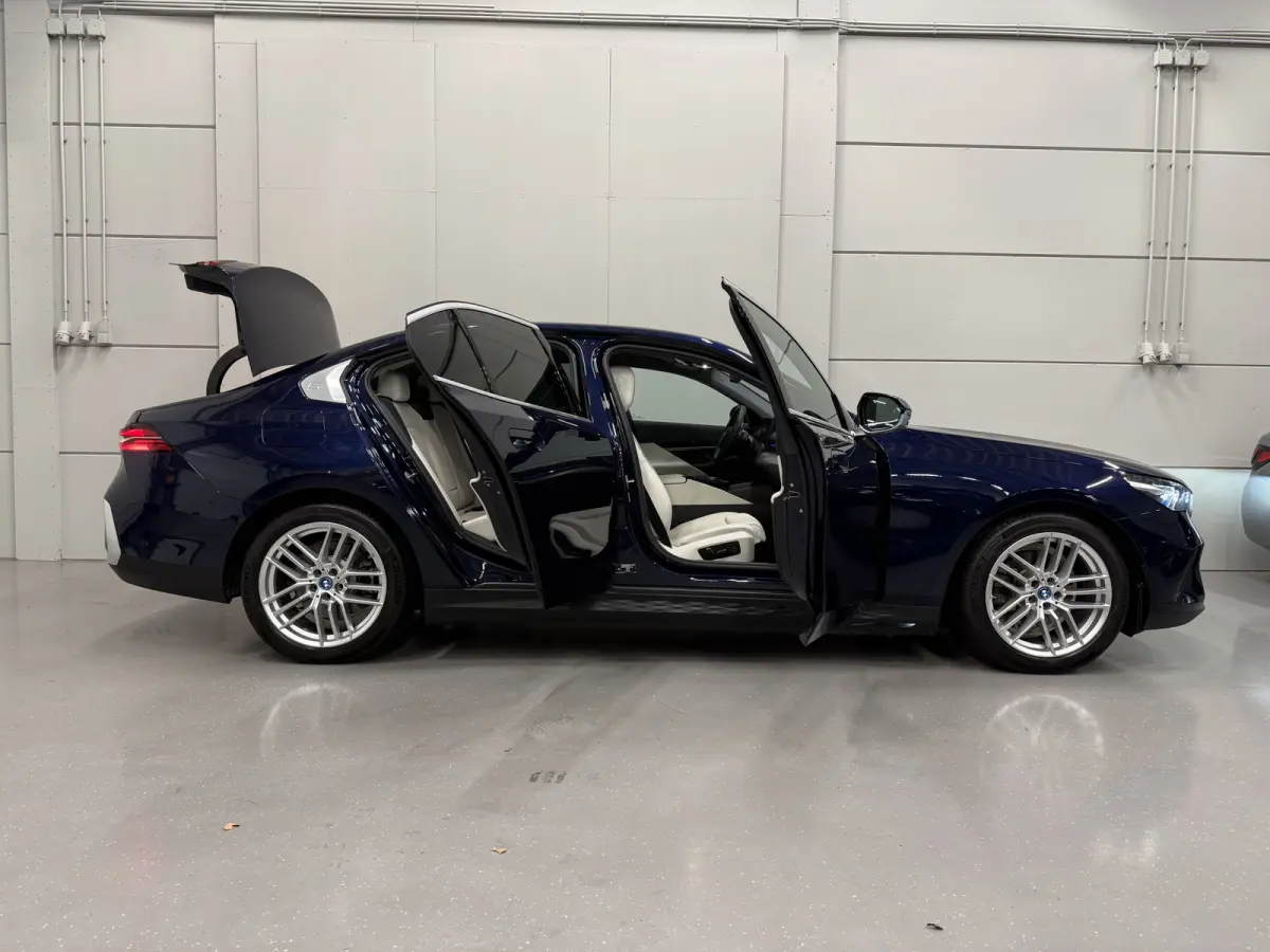 530e Edition PANO/HEAD-UP/ACC/H&K/LEER-SPORT/CURVED-DISPLAY/SOH 96,3%/VENTILATIE+MEMORY/360CAMERA/LED-ADAPTIVE/KEYLESS/19"/NW.MODEL 2025/FABRIEKS-GARANTIE T/M 03-2027/NET OH BEURT GEHAD BIJ 