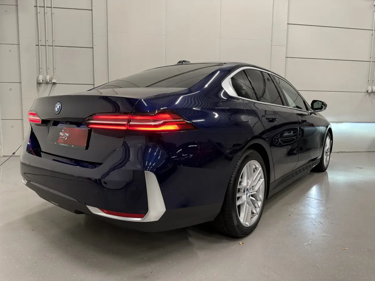 530e Edition PANO/HEAD-UP/ACC/H&K/LEER-SPORT/CURVED-DISPLAY/SOH 96,3%/VENTILATIE+MEMORY/360CAMERA/LED-ADAPTIVE/KEYLESS/19"/NW.MODEL 2025/FABRIEKS-GARANTIE T/M 03-2027/NET OH BEURT GEHAD BIJ 
