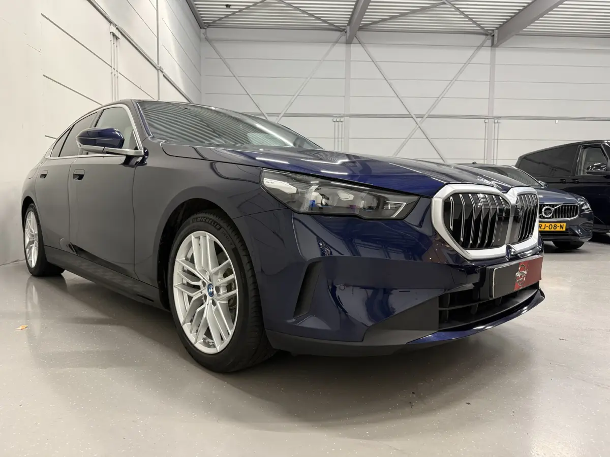 530e Edition PANO/HEAD-UP/ACC/H&K/LEER-SPORT/CURVED-DISPLAY/SOH 96,3%/VENTILATIE+MEMORY/360CAMERA/LED-ADAPTIVE/KEYLESS/19"/NW.MODEL 2025/FABRIEKS-GARANTIE T/M 03-2027/NET OH BEURT GEHAD BIJ 