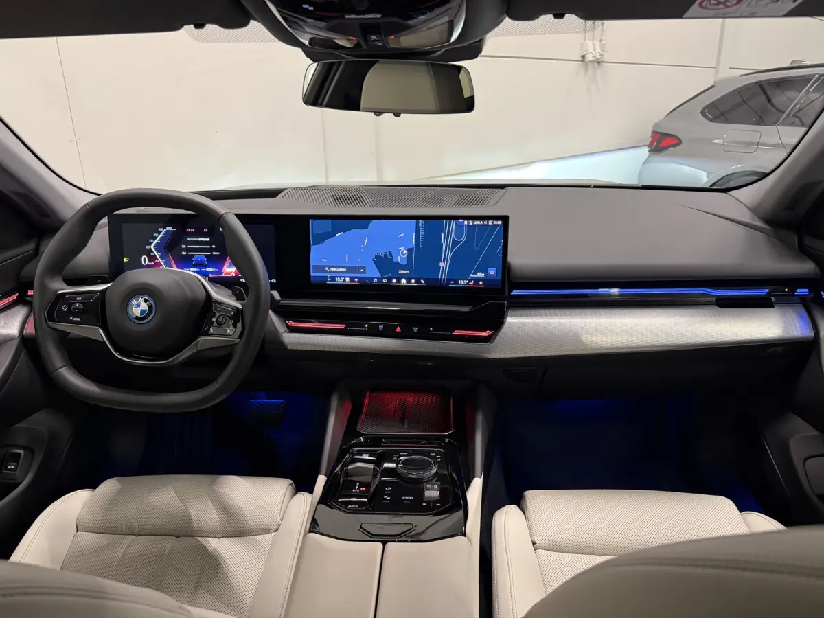 530e Edition PANO/HEAD-UP/ACC/H&K/LEER-SPORT/CURVED-DISPLAY/SOH 96,3%/VENTILATIE+MEMORY/360CAMERA/LED-ADAPTIVE/KEYLESS/19"/NW.MODEL 2025/FABRIEKS-GARANTIE T/M 03-2027/NET OH BEURT GEHAD BIJ 