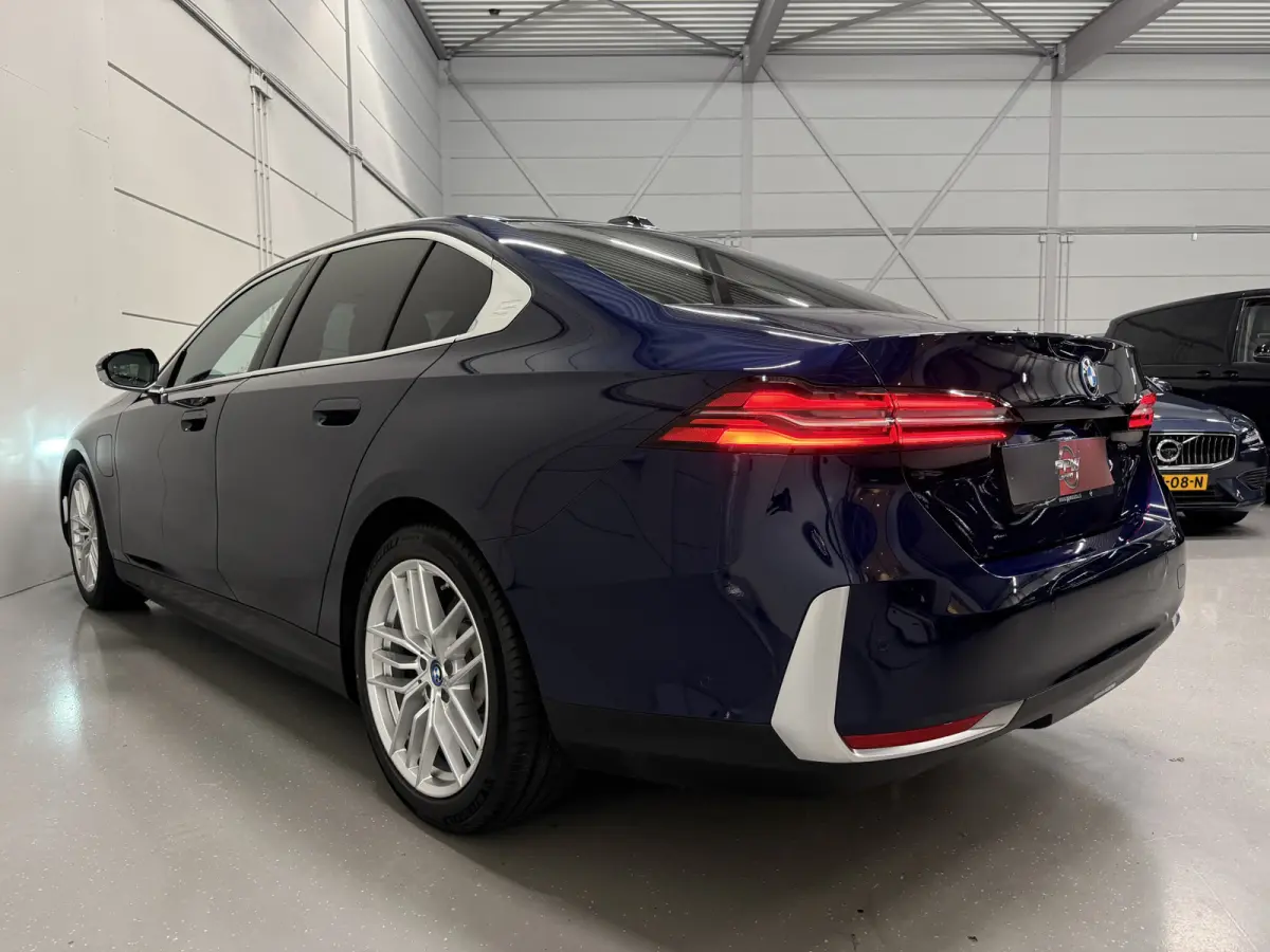 530e Edition PANO/HEAD-UP/ACC/H&K/LEER-SPORT/CURVED-DISPLAY/SOH 96,3%/VENTILATIE+MEMORY/360CAMERA/LED-ADAPTIVE/KEYLESS/19"/NW.MODEL 2025/FABRIEKS-GARANTIE T/M 03-2027/NET OH BEURT GEHAD BIJ 