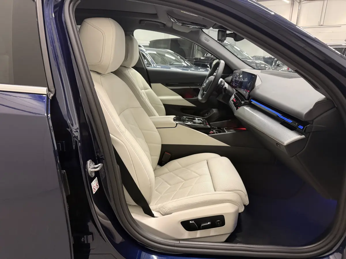 530e Edition PANO/HEAD-UP/ACC/H&K/LEER-SPORT/CURVED-DISPLAY/SOH 96,3%/VENTILATIE+MEMORY/360CAMERA/LED-ADAPTIVE/KEYLESS/19"/NW.MODEL 2025/FABRIEKS-GARANTIE T/M 03-2027/NET OH BEURT GEHAD BIJ 