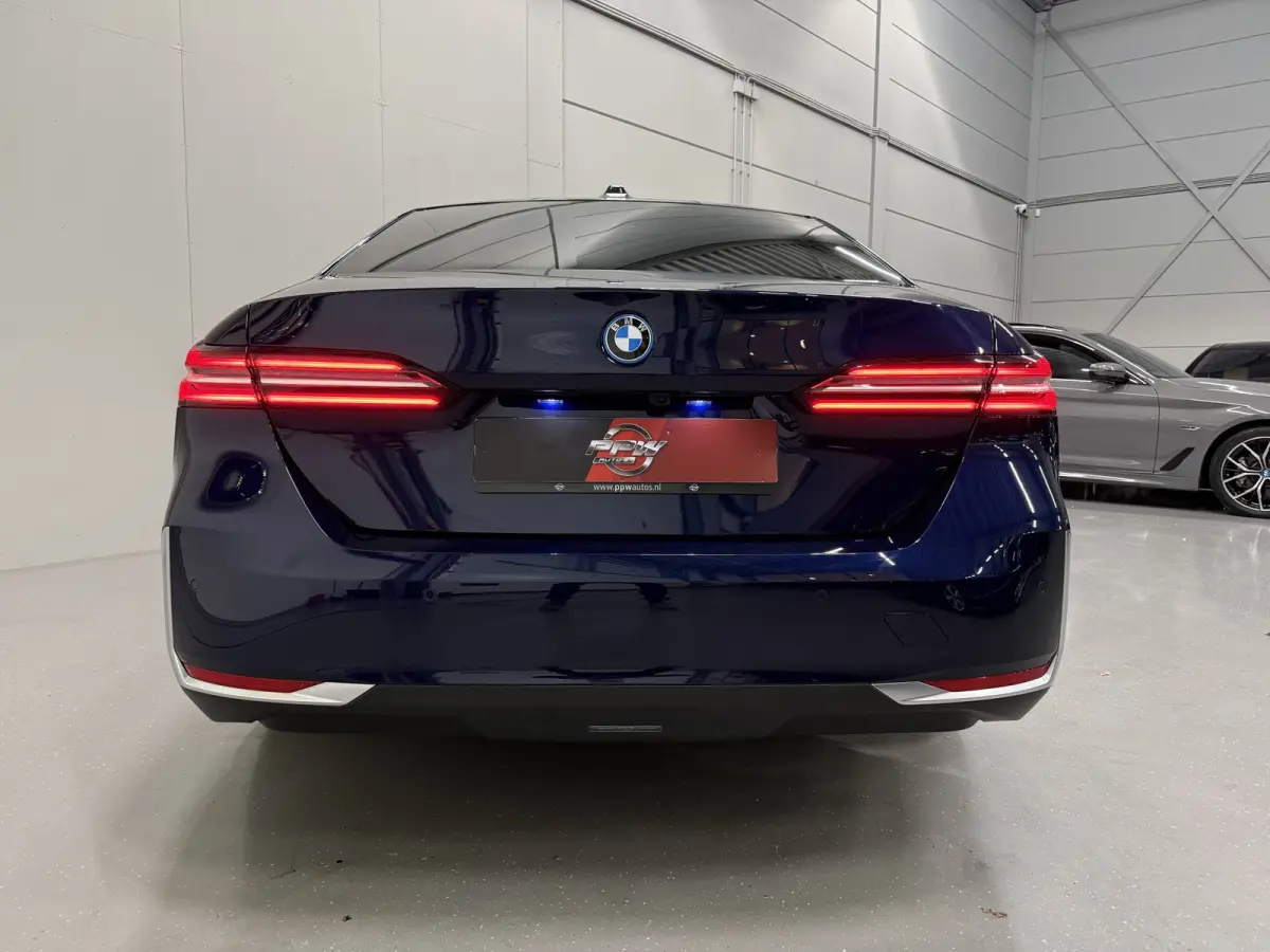 530e Edition PANO/HEAD-UP/ACC/H&K/LEER-SPORT/CURVED-DISPLAY/SOH 96,3%/VENTILATIE+MEMORY/360CAMERA/LED-ADAPTIVE/KEYLESS/19"/NW.MODEL 2025/FABRIEKS-GARANTIE T/M 03-2027/NET OH BEURT GEHAD BIJ 