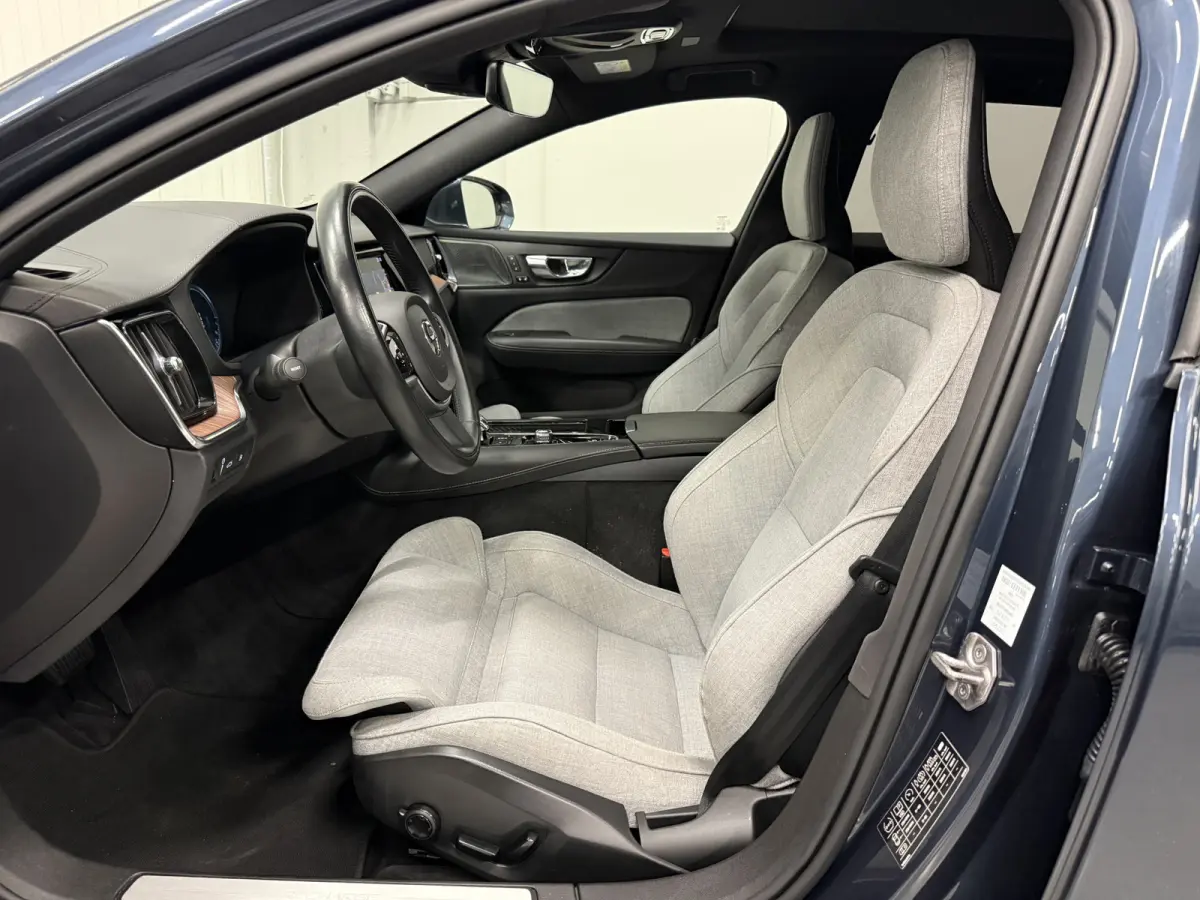 T6 Recharge AWD PANO/TREKHAAK/HEAD-UP/H&K/360CAMERA/MEMORY/SOH 87%/KEYLESS/LED/ACC/PILOT-ASSIST/CARPLAY/CRYSTAL-POOK/DONKERE-HEMEL/VOLLEDIG VOLVO DEALER HISTORIE
