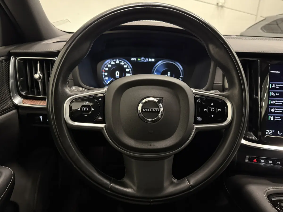 T6 Recharge AWD PANO/TREKHAAK/HEAD-UP/H&K/360CAMERA/MEMORY/SOH 87%/KEYLESS/LED/ACC/PILOT-ASSIST/CARPLAY/CRYSTAL-POOK/DONKERE-HEMEL/VOLLEDIG VOLVO DEALER HISTORIE