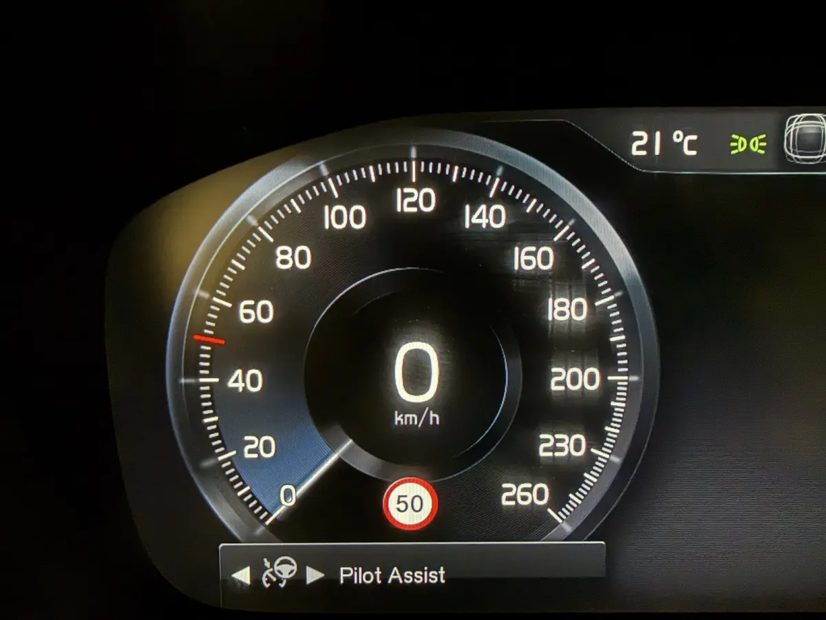 T6 Recharge AWD PANO/TREKHAAK/HEAD-UP/H&K/360CAMERA/MEMORY/SOH 87%/KEYLESS/LED/ACC/PILOT-ASSIST/CARPLAY/CRYSTAL-POOK/DONKERE-HEMEL/VOLLEDIG VOLVO DEALER HISTORIE