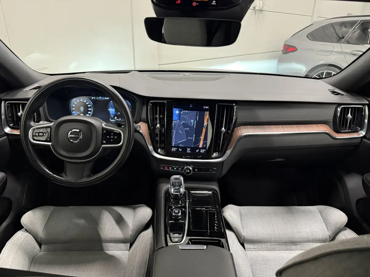 T6 Recharge AWD PANO/TREKHAAK/HEAD-UP/H&K/360CAMERA/MEMORY/SOH 87%/KEYLESS/LED/ACC/PILOT-ASSIST/CARPLAY/CRYSTAL-POOK/DONKERE-HEMEL/VOLLEDIG VOLVO DEALER HISTORIE
