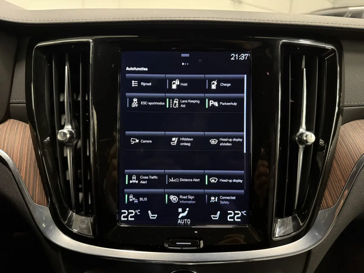 T6 Recharge AWD PANO/TREKHAAK/HEAD-UP/H&K/360CAMERA/MEMORY/SOH 87%/KEYLESS/LED/ACC/PILOT-ASSIST/CARPLAY/CRYSTAL-POOK/DONKERE-HEMEL/VOLLEDIG VOLVO DEALER HISTORIE