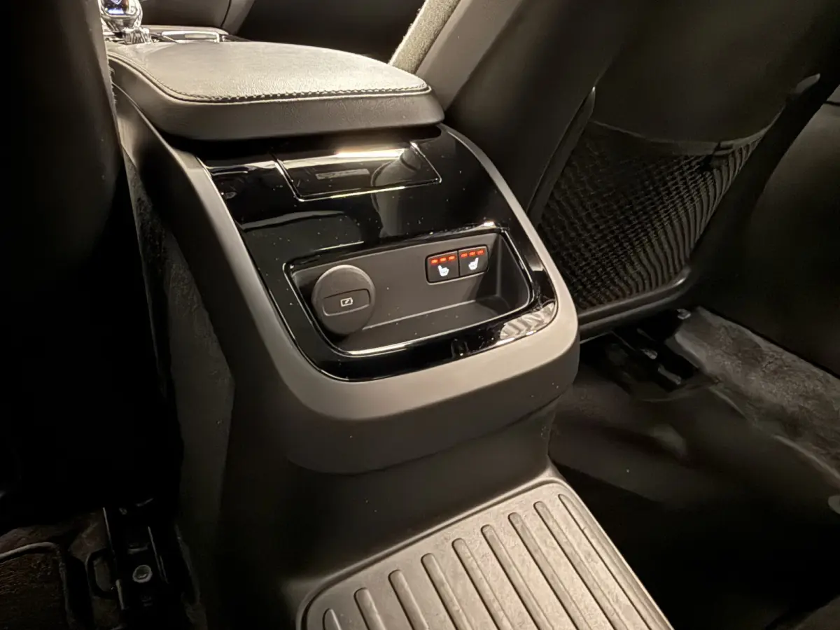T6 Recharge AWD PANO/TREKHAAK/HEAD-UP/H&K/360CAMERA/MEMORY/SOH 87%/KEYLESS/LED/ACC/PILOT-ASSIST/CARPLAY/CRYSTAL-POOK/DONKERE-HEMEL/VOLLEDIG VOLVO DEALER HISTORIE