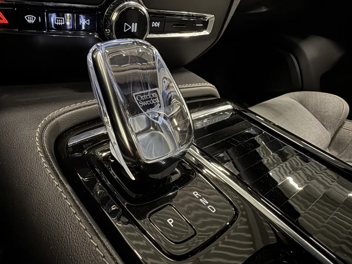 T6 Recharge AWD PANO/TREKHAAK/HEAD-UP/H&K/360CAMERA/MEMORY/SOH 87%/KEYLESS/LED/ACC/PILOT-ASSIST/CARPLAY/CRYSTAL-POOK/DONKERE-HEMEL/VOLLEDIG VOLVO DEALER HISTORIE