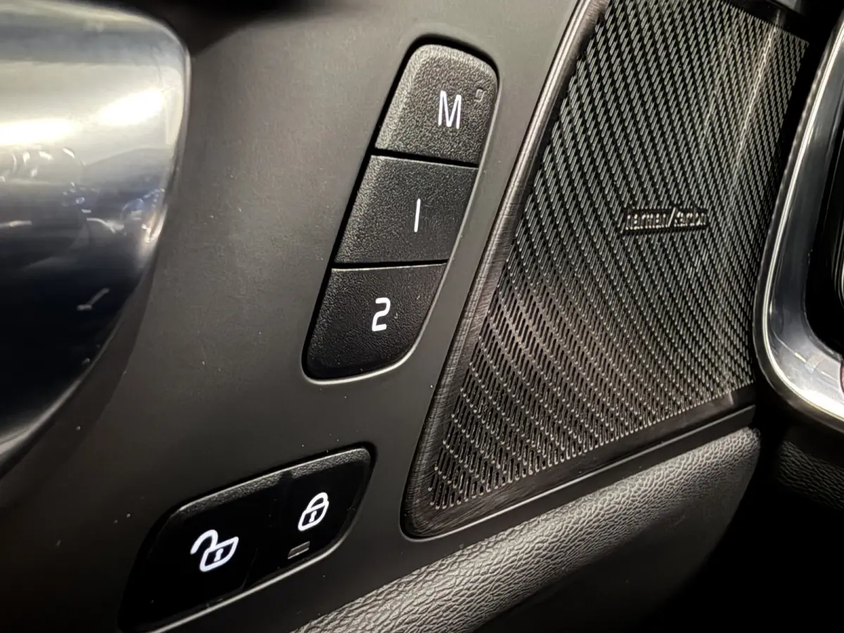 T6 Recharge AWD PANO/TREKHAAK/HEAD-UP/H&K/360CAMERA/MEMORY/SOH 87%/KEYLESS/LED/ACC/PILOT-ASSIST/CARPLAY/CRYSTAL-POOK/DONKERE-HEMEL/VOLLEDIG VOLVO DEALER HISTORIE