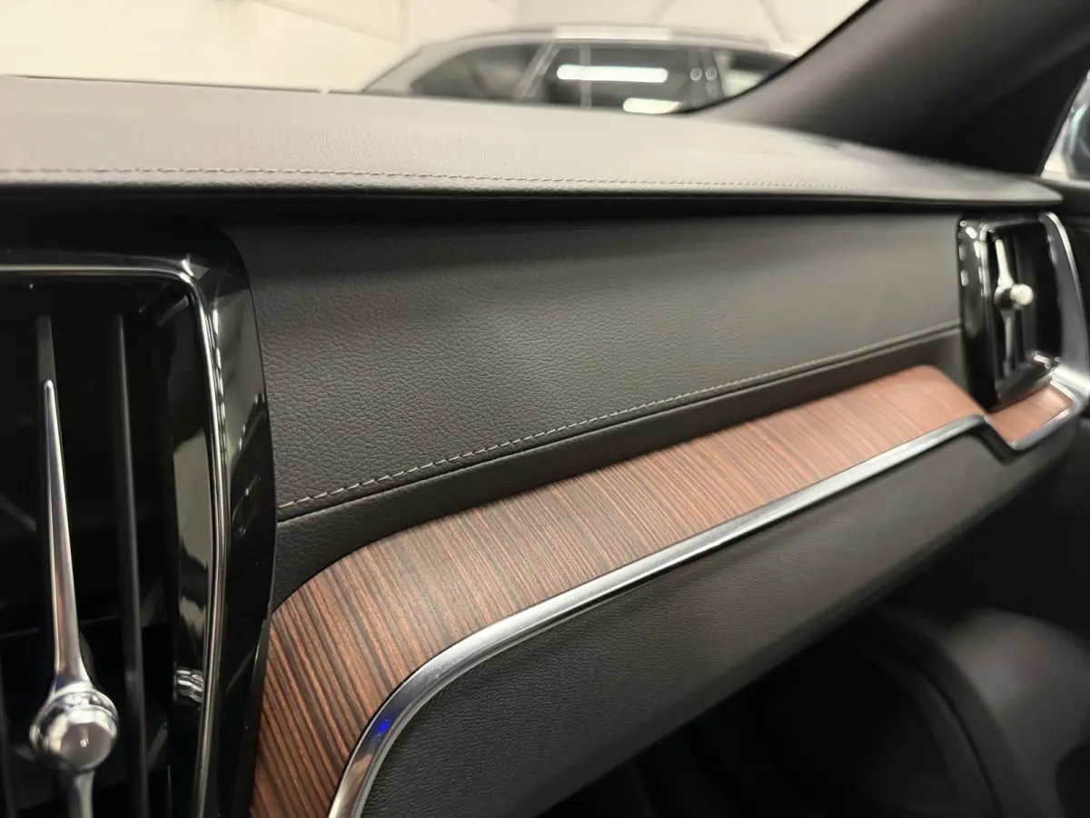 T6 Recharge AWD PANO/TREKHAAK/HEAD-UP/H&K/360CAMERA/MEMORY/SOH 87%/KEYLESS/LED/ACC/PILOT-ASSIST/CARPLAY/CRYSTAL-POOK/DONKERE-HEMEL/VOLLEDIG VOLVO DEALER HISTORIE
