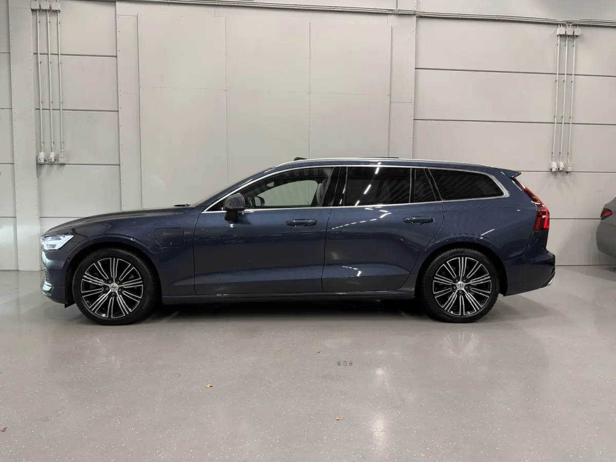 T6 Recharge AWD PANO/TREKHAAK/HEAD-UP/H&K/360CAMERA/MEMORY/SOH 87%/KEYLESS/LED/ACC/PILOT-ASSIST/CARPLAY/CRYSTAL-POOK/DONKERE-HEMEL/VOLLEDIG VOLVO DEALER HISTORIE