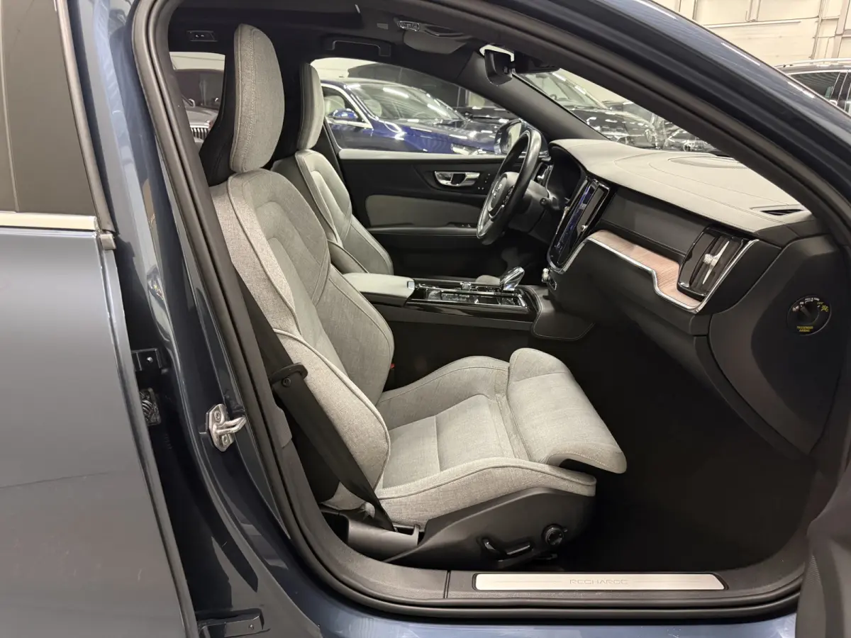 T6 Recharge AWD PANO/TREKHAAK/HEAD-UP/H&K/360CAMERA/MEMORY/SOH 87%/KEYLESS/LED/ACC/PILOT-ASSIST/CARPLAY/CRYSTAL-POOK/DONKERE-HEMEL/VOLLEDIG VOLVO DEALER HISTORIE