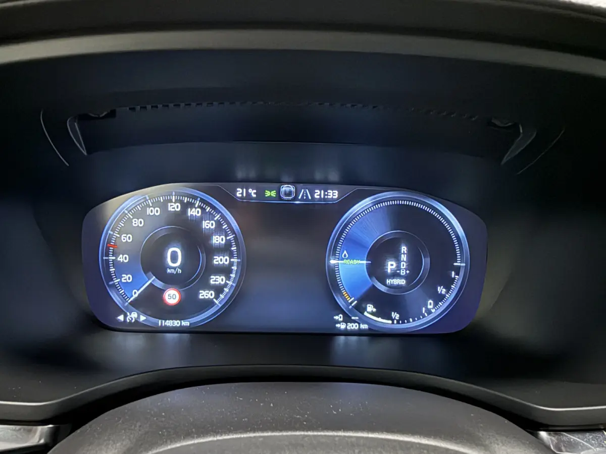 T6 Recharge AWD PANO/TREKHAAK/HEAD-UP/H&K/360CAMERA/MEMORY/SOH 87%/KEYLESS/LED/ACC/PILOT-ASSIST/CARPLAY/CRYSTAL-POOK/DONKERE-HEMEL/VOLLEDIG VOLVO DEALER HISTORIE