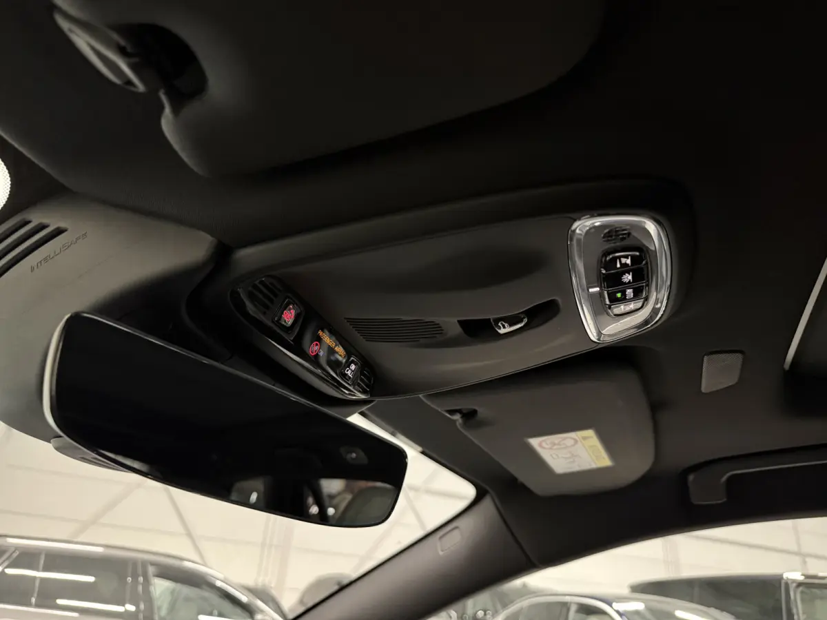 T6 Recharge AWD PANO/TREKHAAK/HEAD-UP/H&K/360CAMERA/MEMORY/SOH 87%/KEYLESS/LED/ACC/PILOT-ASSIST/CARPLAY/CRYSTAL-POOK/DONKERE-HEMEL/VOLLEDIG VOLVO DEALER HISTORIE