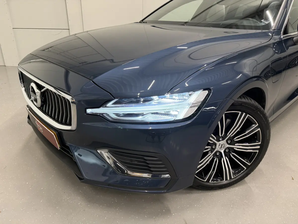 T6 Recharge AWD PANO/TREKHAAK/HEAD-UP/H&K/360CAMERA/MEMORY/SOH 87%/KEYLESS/LED/ACC/PILOT-ASSIST/CARPLAY/CRYSTAL-POOK/DONKERE-HEMEL/VOLLEDIG VOLVO DEALER HISTORIE
