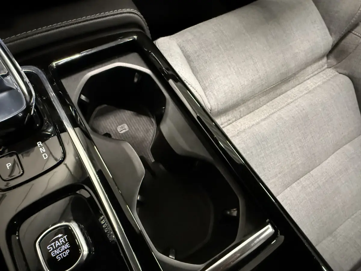 T6 Recharge AWD PANO/TREKHAAK/HEAD-UP/H&K/360CAMERA/MEMORY/SOH 87%/KEYLESS/LED/ACC/PILOT-ASSIST/CARPLAY/CRYSTAL-POOK/DONKERE-HEMEL/VOLLEDIG VOLVO DEALER HISTORIE