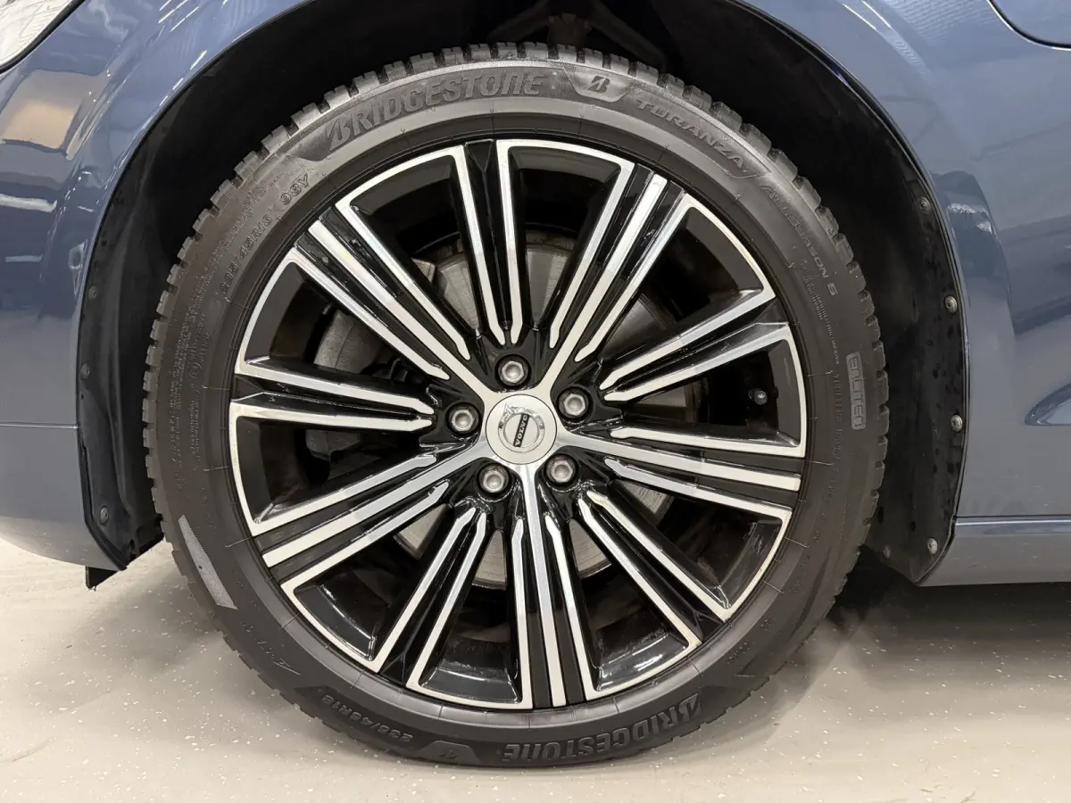 T6 Recharge AWD PANO/TREKHAAK/HEAD-UP/H&K/360CAMERA/MEMORY/SOH 87%/KEYLESS/LED/ACC/PILOT-ASSIST/CARPLAY/CRYSTAL-POOK/DONKERE-HEMEL/VOLLEDIG VOLVO DEALER HISTORIE