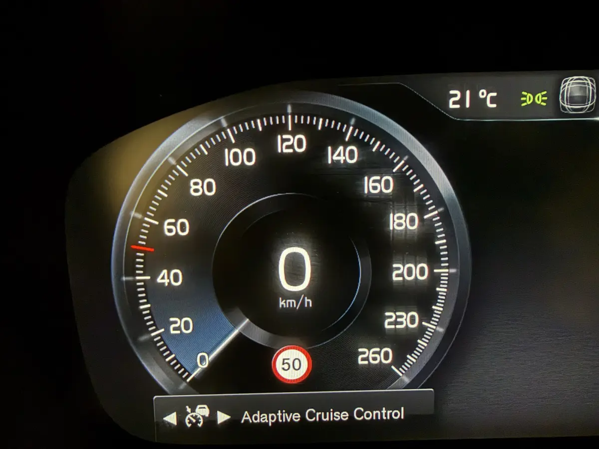 T6 Recharge AWD PANO/TREKHAAK/HEAD-UP/H&K/360CAMERA/MEMORY/SOH 87%/KEYLESS/LED/ACC/PILOT-ASSIST/CARPLAY/CRYSTAL-POOK/DONKERE-HEMEL/VOLLEDIG VOLVO DEALER HISTORIE