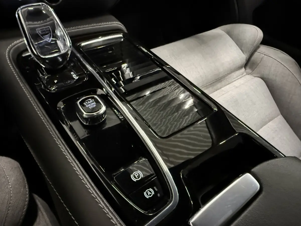 T6 Recharge AWD PANO/TREKHAAK/HEAD-UP/H&K/360CAMERA/MEMORY/SOH 87%/KEYLESS/LED/ACC/PILOT-ASSIST/CARPLAY/CRYSTAL-POOK/DONKERE-HEMEL/VOLLEDIG VOLVO DEALER HISTORIE