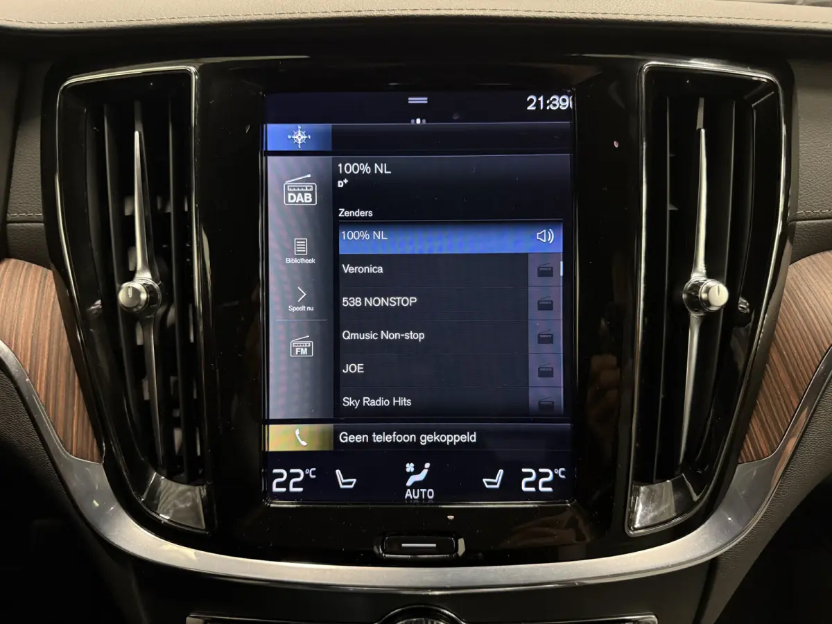 T6 Recharge AWD PANO/TREKHAAK/HEAD-UP/H&K/360CAMERA/MEMORY/SOH 87%/KEYLESS/LED/ACC/PILOT-ASSIST/CARPLAY/CRYSTAL-POOK/DONKERE-HEMEL/VOLLEDIG VOLVO DEALER HISTORIE