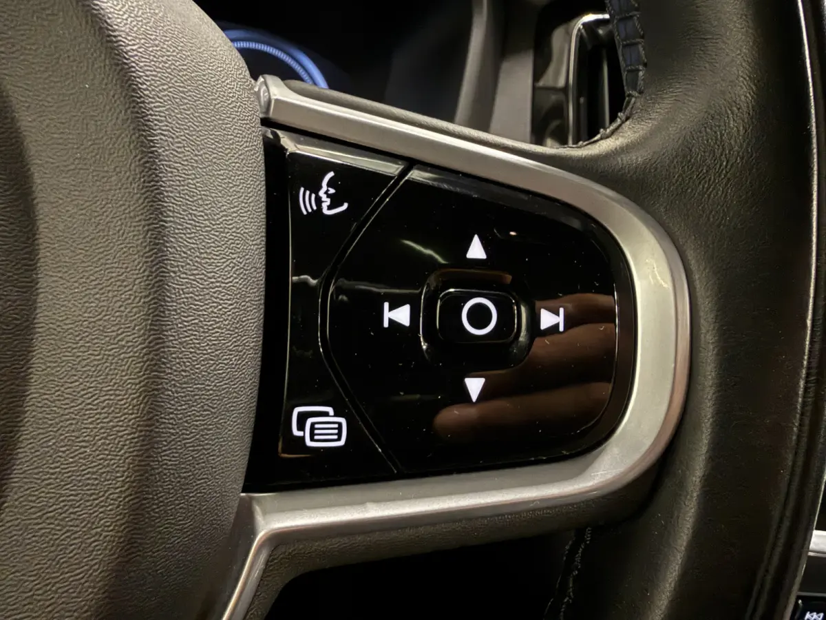 T6 Recharge AWD PANO/TREKHAAK/HEAD-UP/H&K/360CAMERA/MEMORY/SOH 87%/KEYLESS/LED/ACC/PILOT-ASSIST/CARPLAY/CRYSTAL-POOK/DONKERE-HEMEL/VOLLEDIG VOLVO DEALER HISTORIE