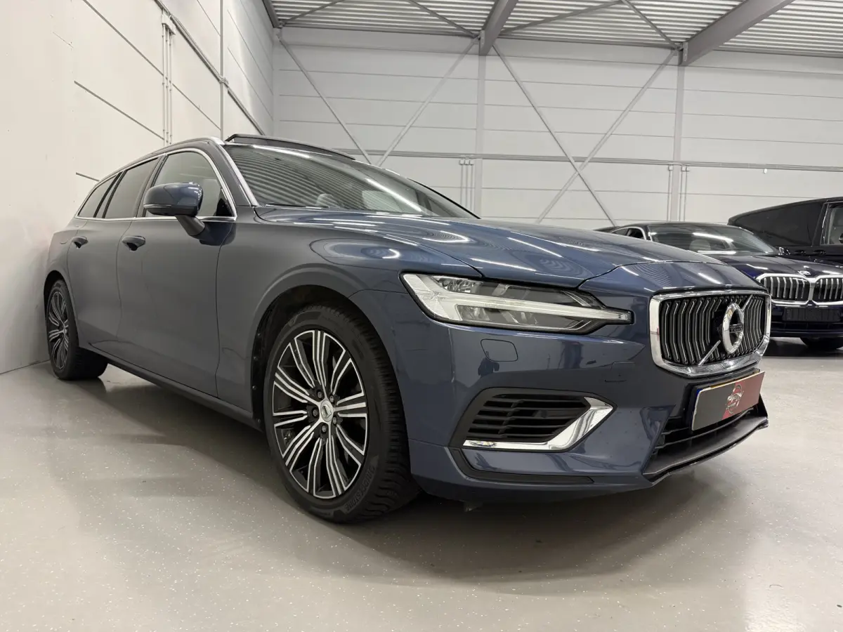 T6 Recharge AWD PANO/TREKHAAK/HEAD-UP/H&K/360CAMERA/MEMORY/SOH 87%/KEYLESS/LED/ACC/PILOT-ASSIST/CARPLAY/CRYSTAL-POOK/DONKERE-HEMEL/VOLLEDIG VOLVO DEALER HISTORIE