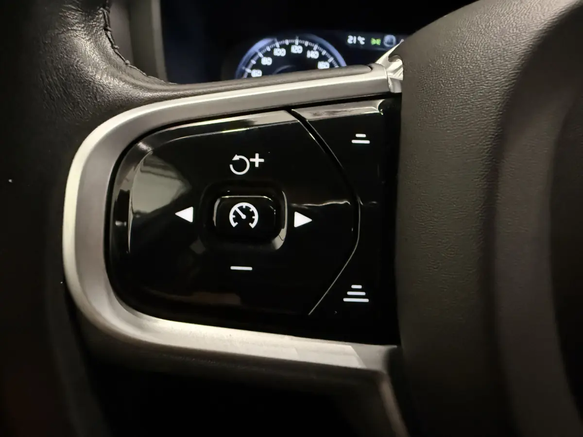 T6 Recharge AWD PANO/TREKHAAK/HEAD-UP/H&K/360CAMERA/MEMORY/SOH 87%/KEYLESS/LED/ACC/PILOT-ASSIST/CARPLAY/CRYSTAL-POOK/DONKERE-HEMEL/VOLLEDIG VOLVO DEALER HISTORIE