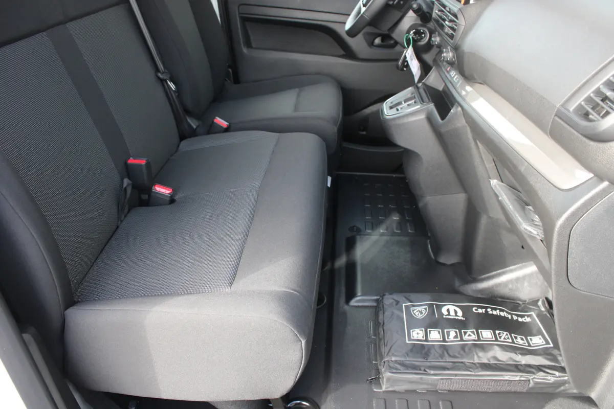 Standaard - Elektrisch | 16" stalen velgen | Elektrisch bedienbare en verwarmbare buitenspiegels | Elektrische parkeerrem