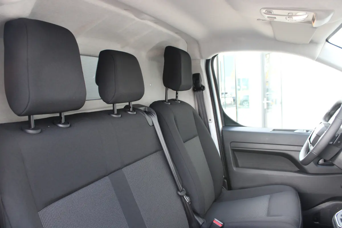 Standaard - Elektrisch | 16" stalen velgen | Elektrisch bedienbare en verwarmbare buitenspiegels | Elektrische parkeerrem