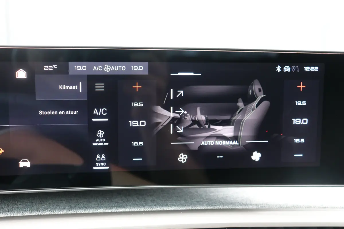 GT Exclusive | Adaptieve cruise control met Stop&Go functie | Elektrische parkeerrem | Extra getinte achterste zijruiten en achterruit