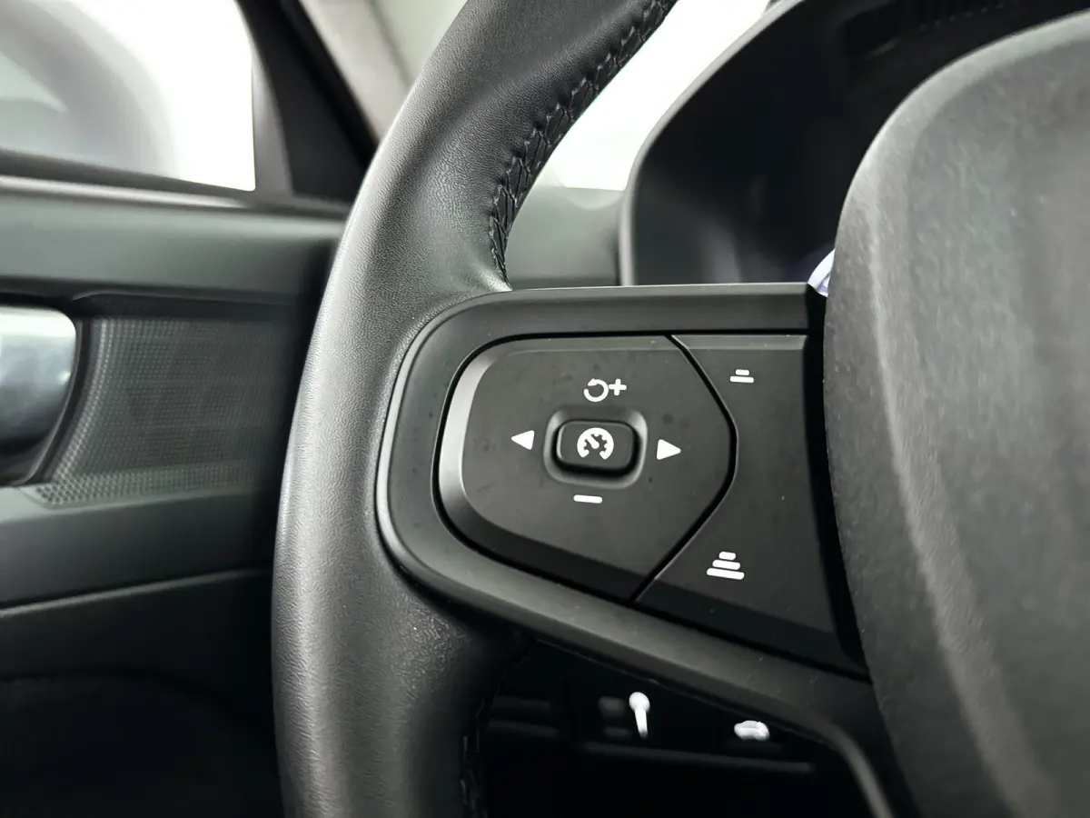 T2 Momentum | Park assist | Cruise control | Climate control | Navigatie
