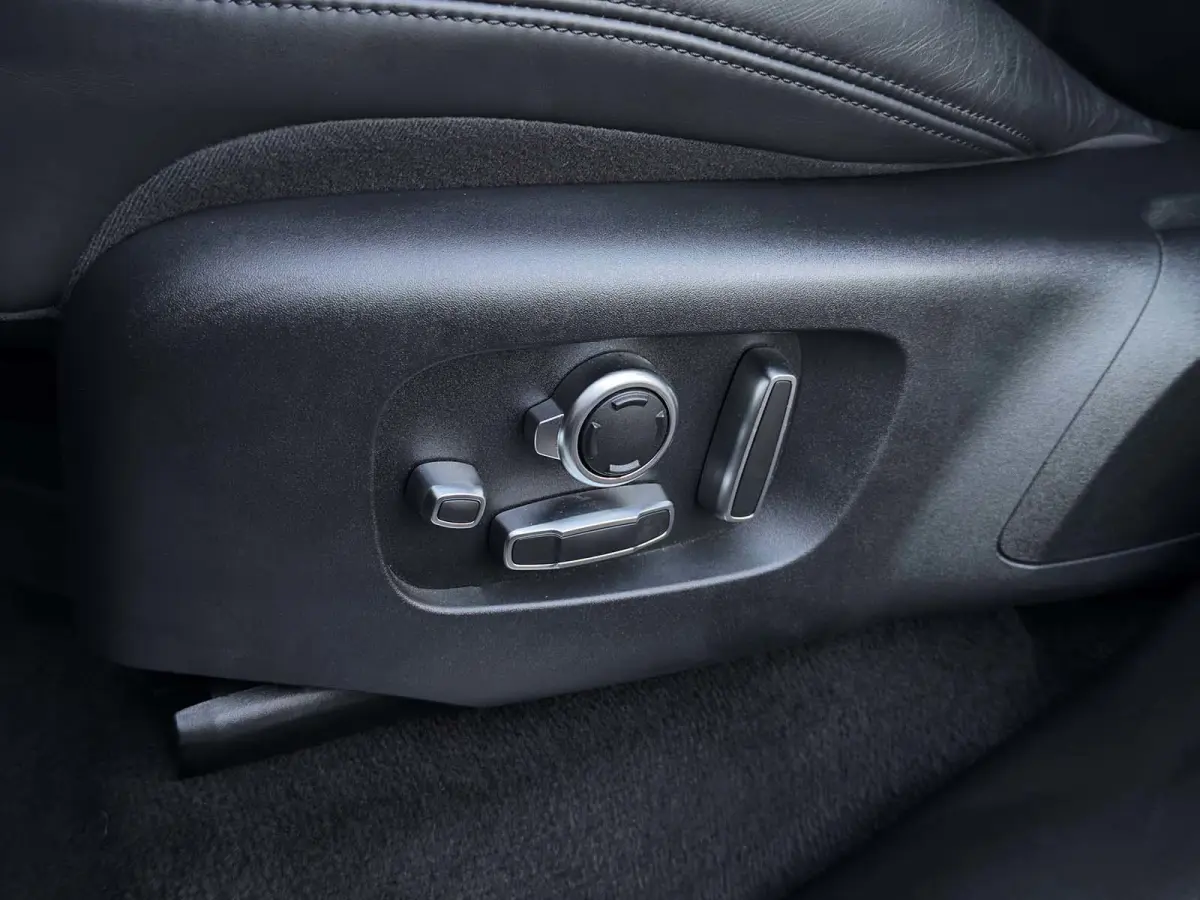 P400e Autobiography Dynamic, Pano, Alcantara, HUD, Koelkast, Stoelventilatie/verwarming, Meridian,