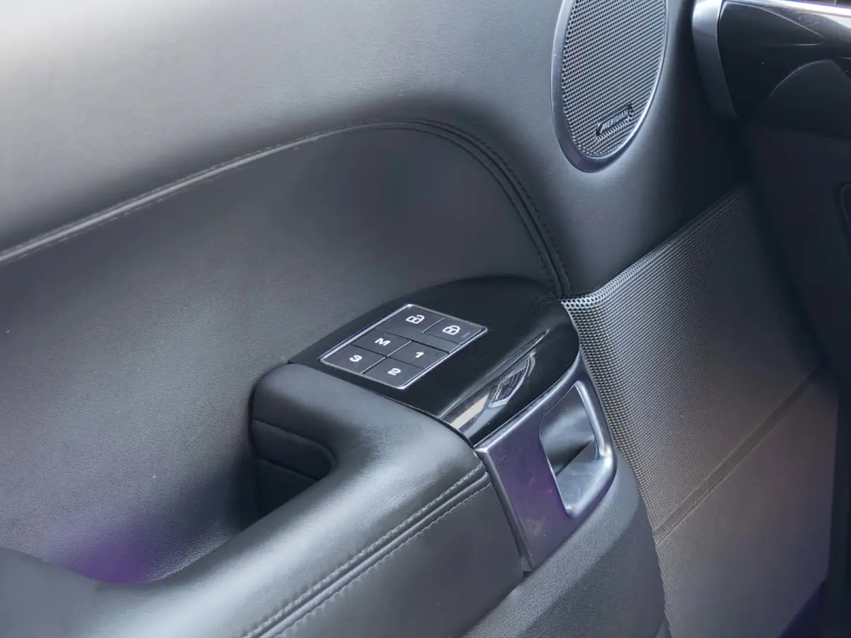 P400e Autobiography Dynamic, Pano, Alcantara, HUD, Koelkast, Stoelventilatie/verwarming, Meridian,