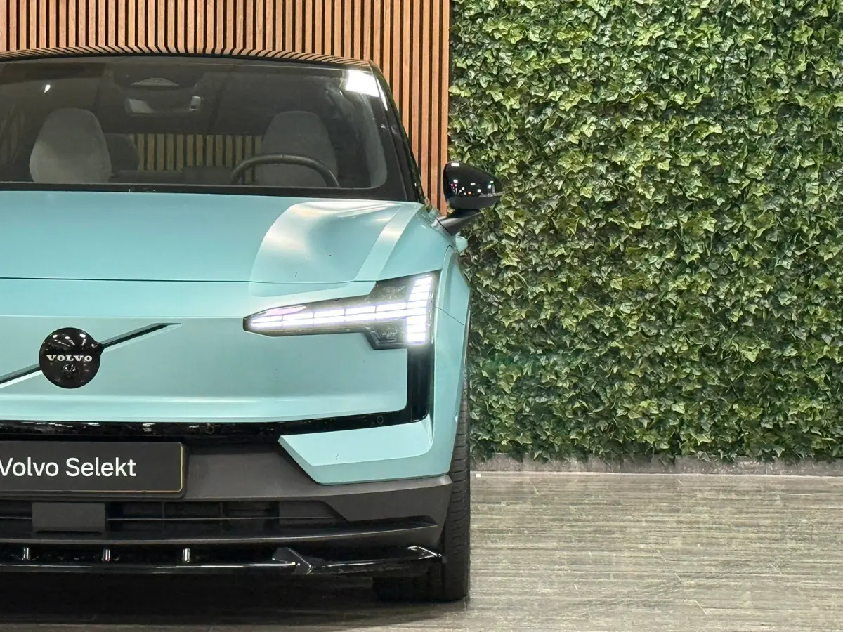 Twin Motor Performance Ultra 69 kWh | Uniek! | Volvo Flash Green/Zwart | Bodykit rondom | Heico verlaging set | Heico verbreding set | Dakspoiler | Black Pack: zwart logo | 360° 3D Camera |